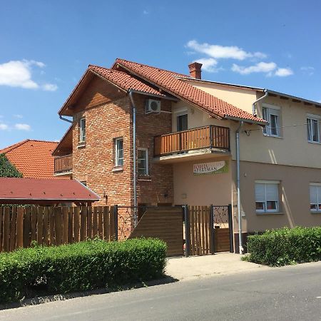 Bobita Apartman Sarvar Bagian luar foto